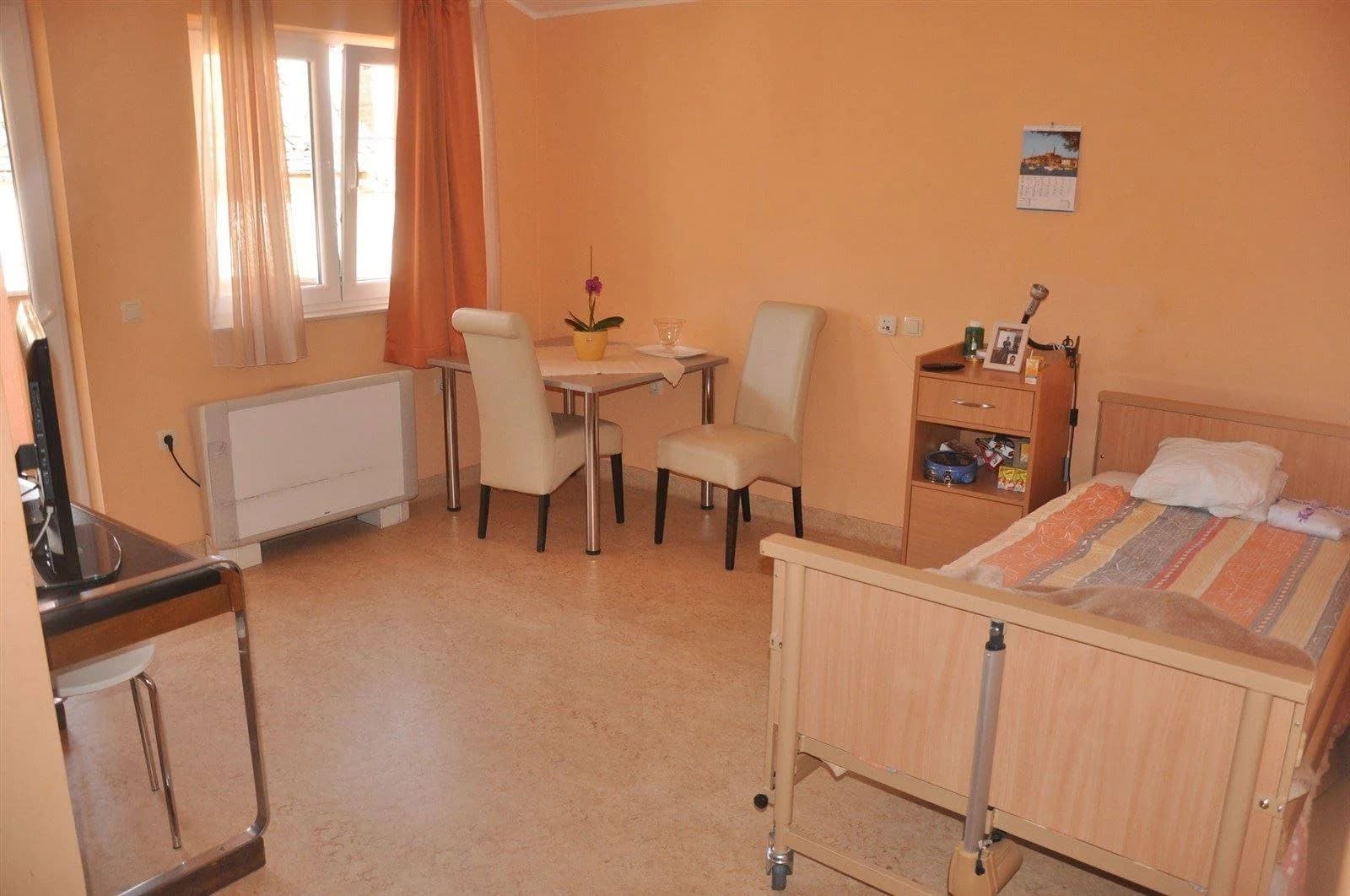 Prvi tjedan u domu za starije - kako pomoći roditelju da se prilagodi
